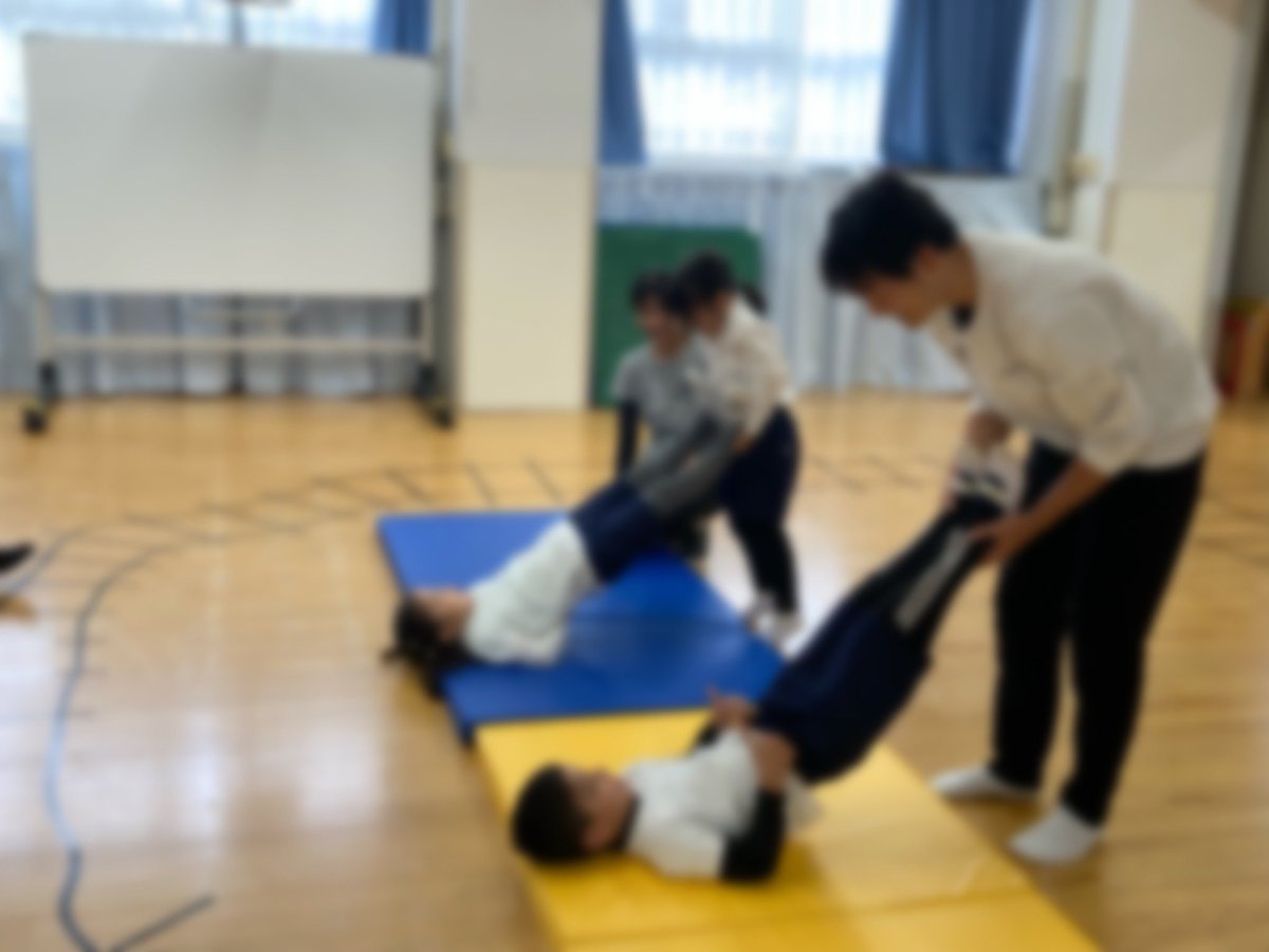 honmurakg's tweet photo. 11月18日  チアリーディングの金メダリストを講師に迎え「体操教室」を行いました。
チアの演技の映像を見た後、実際にボンボンを持って踊ってみました。チアの動きに必要な体の使い方や柔軟性を身につける方法を教えていただきました。 https://t.co/J82hWBrv90