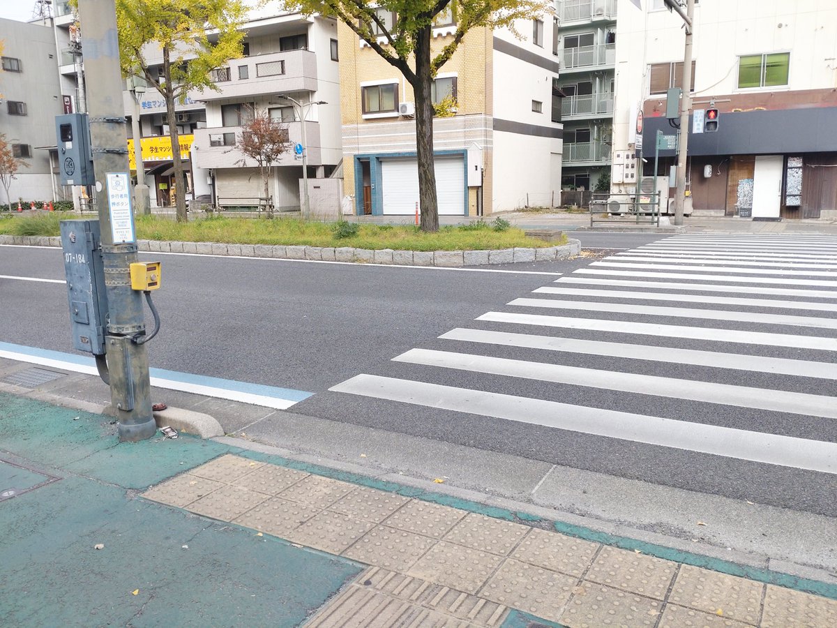 it_lecture's tweet image. 平和通の自転車通行帯の区分や歩車分離信号のことをテレビで説明してた。
自転車は子どもや高齢者も乗る。
テレビで説明したからと言って知られてるわけでもない。
説明不要の分かりやすさが必要では？
写真は平和通の高校付近の点滅信号。
押しボタンを押すのに自転車通行レーンを越えないといけない