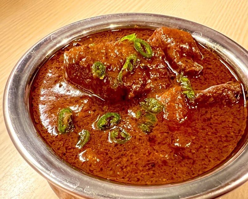 curry_siesta's tweet image. 長時間トロトロに煮込まれた豚肉なのに、スパイスの香りはしっかりと感じるのがしえすたのビンダルー。
フレッシュな辛さと香りの青唐辛子と一緒にお召し上がり下さい。