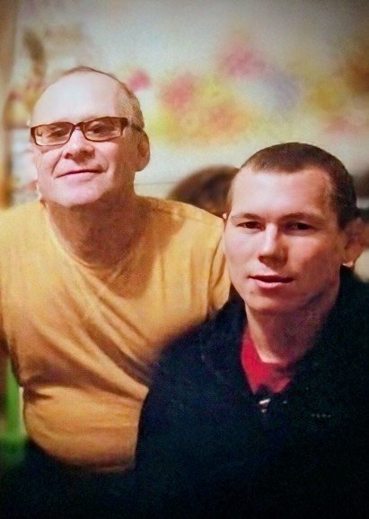 Валерий и Константин Ледковы
Отец и сын. Фольклорист и библиотекарь. Семья политзэков.
Открыто выступали против войны. Константина за это приговорили к 5,5 годам. Валерия оштрафовали за "Нет войне!", а потом осудили на 3 года за "донаты фбк".

Сбор для семьи Ледковых в 1ом реплае