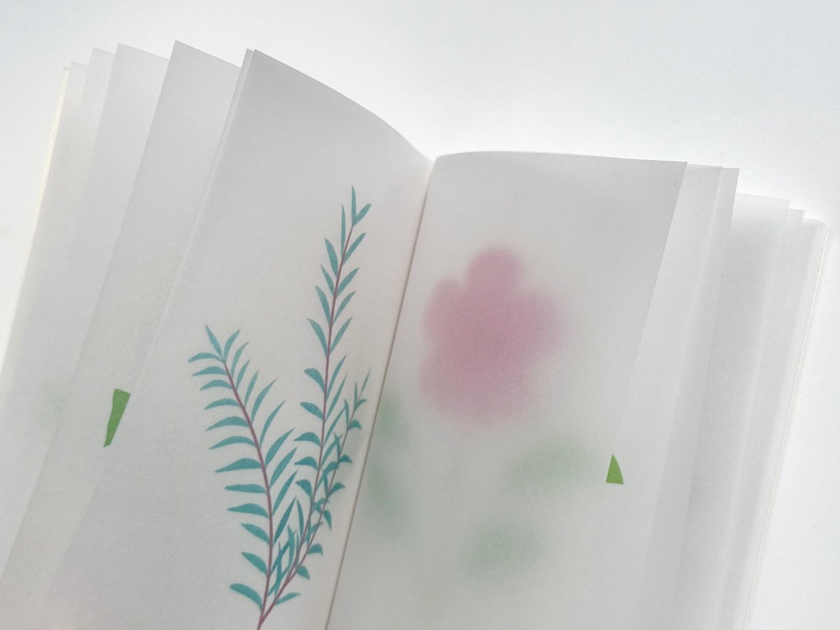 今まで作った本全部トレーシングペーパー使ってる…！

透け感が好きというのもあるのですが、
デジタルの時代だからこそ手元に置くだけで楽しくなるような本にしたいと思っています🫧

触った時の紙の手触りや、光の透け感、インクの版ずれなど本だからこそ楽しめるわくわくが詰まってます🌷