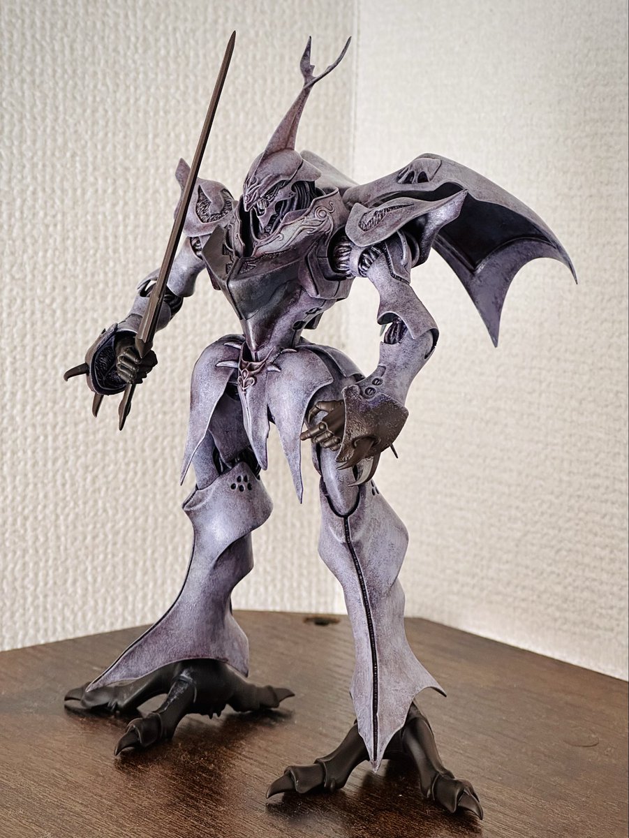 t_hobby190001m's tweet image. ボディの色味は、とにかく“理想の紫”を求めて何度も微調整を重ねました。

黒サフ → マホガニーサフのあと、
水性ホビーカラーで青紫を中心にマダラ塗り。
さらにシタデルのシェイドを数色ランダムに重ね、
最後に調色した“紫味の白”を傷んだ筆でポンポン叩いてトーンを調節しています。

特に…