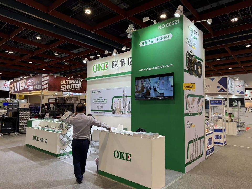 yngg2279261's tweet image. 🚀 CASE STUDY: How we redefined industrial booth design for @OKE at #TIMTOS2025.
We broke the mold with a sleek &quot;Minimalist White&quot; &amp;amp; &quot;Energetic Green&quot; theme. No more heavy metal clichés!
#ExhibitDesign #B2B #BroadMesse