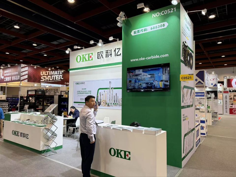 yngg2279261's tweet image. 🚀 CASE STUDY: How we redefined industrial booth design for @OKE at #TIMTOS2025.
We broke the mold with a sleek &quot;Minimalist White&quot; &amp;amp; &quot;Energetic Green&quot; theme. No more heavy metal clichés!
#ExhibitDesign #B2B #BroadMesse