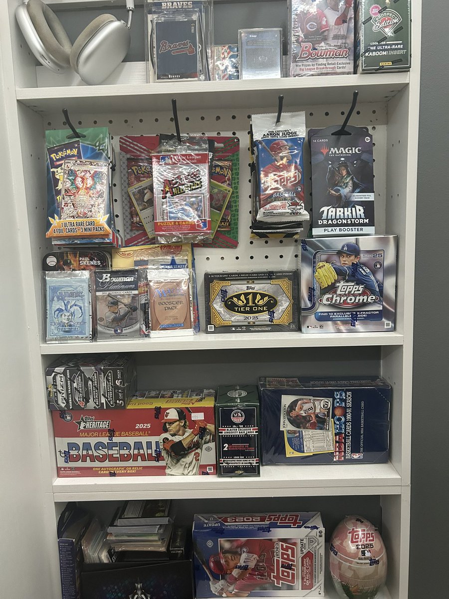 Ob1JohnKenob1's tweet image. If this post gets 500 likes, I’ll rip the 2025 Tier One box and send a numbered tier one OR random auto to one person who comments their favorite team (your choice). RT gets you 5 chances #thehobby