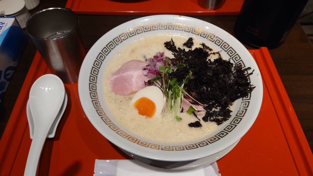 PINO0622's tweet photo. 昨日、新潟駅内で食べたラーメン🍜
泡煮干しそば¥1000
鶏白湯スープに煮干しは初めて食べました。
「チーズダイブめし」成るものも注文¥150
スープにダイブさせるからと言うことでついた名前w
美味しいです。🍜😋 https://t.co/vZZhbtR58n