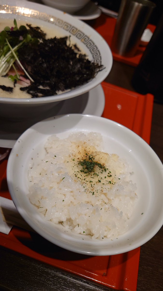 PINO0622's tweet photo. 昨日、新潟駅内で食べたラーメン🍜
泡煮干しそば¥1000
鶏白湯スープに煮干しは初めて食べました。
「チーズダイブめし」成るものも注文¥150
スープにダイブさせるからと言うことでついた名前w
美味しいです。🍜😋 https://t.co/vZZhbtR58n