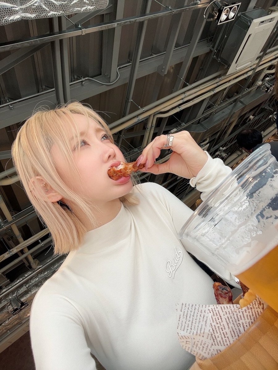 イチャイチャカップル横目に 私は1人でチキンをビールで流し込む