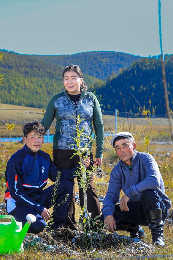 worldvisionMGL's tweet photo. 🌱 “Мөнх ногоон ой” хаалтаа хийж Алаг Эрдэнэ сум ногоон ирээдүйн төлөө нэгдлээ. Ивээн тэтгэгчид, орон нутгийн хамт олонд талархал илэрхийлье. 
🌳 Ирээдүйд үлдэх ойг хамтдаа бүтээлээ. 

#RegreeningCommunities #ClimateAction #CommunityDevelopment https://t.co/TyommH62oL