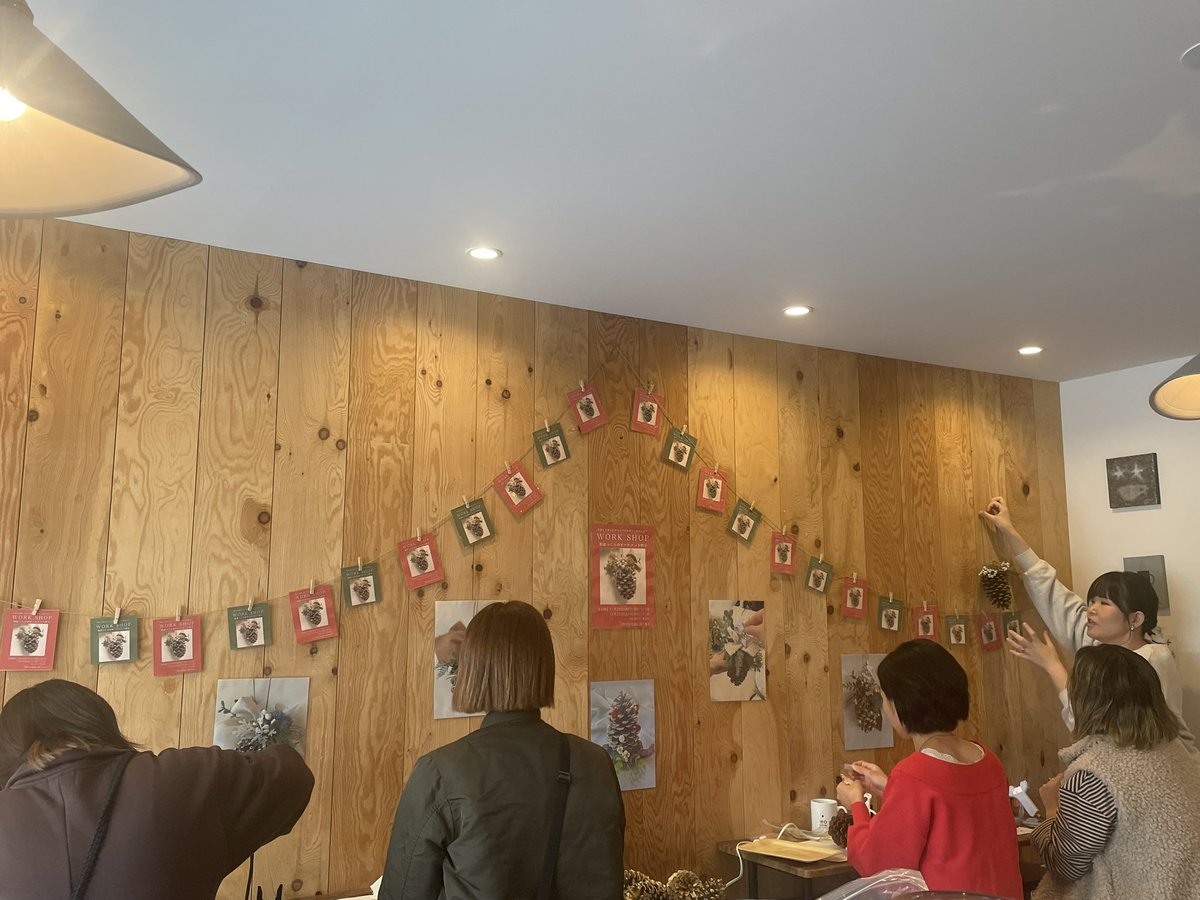 11月18日(火)🌤️
IROCOFFEEオープン！

今日はHUG主催の松ぼっくりオーナメントワークショップです🎄

店内貸切ですので、13時まではテイクアウトのみの営業となります🙇‍♀️ご了承ください🙇‍♀️

このワークショップは今週木曜土曜も開催予定✨
気になる方はお気軽にお問い合わせください❤️