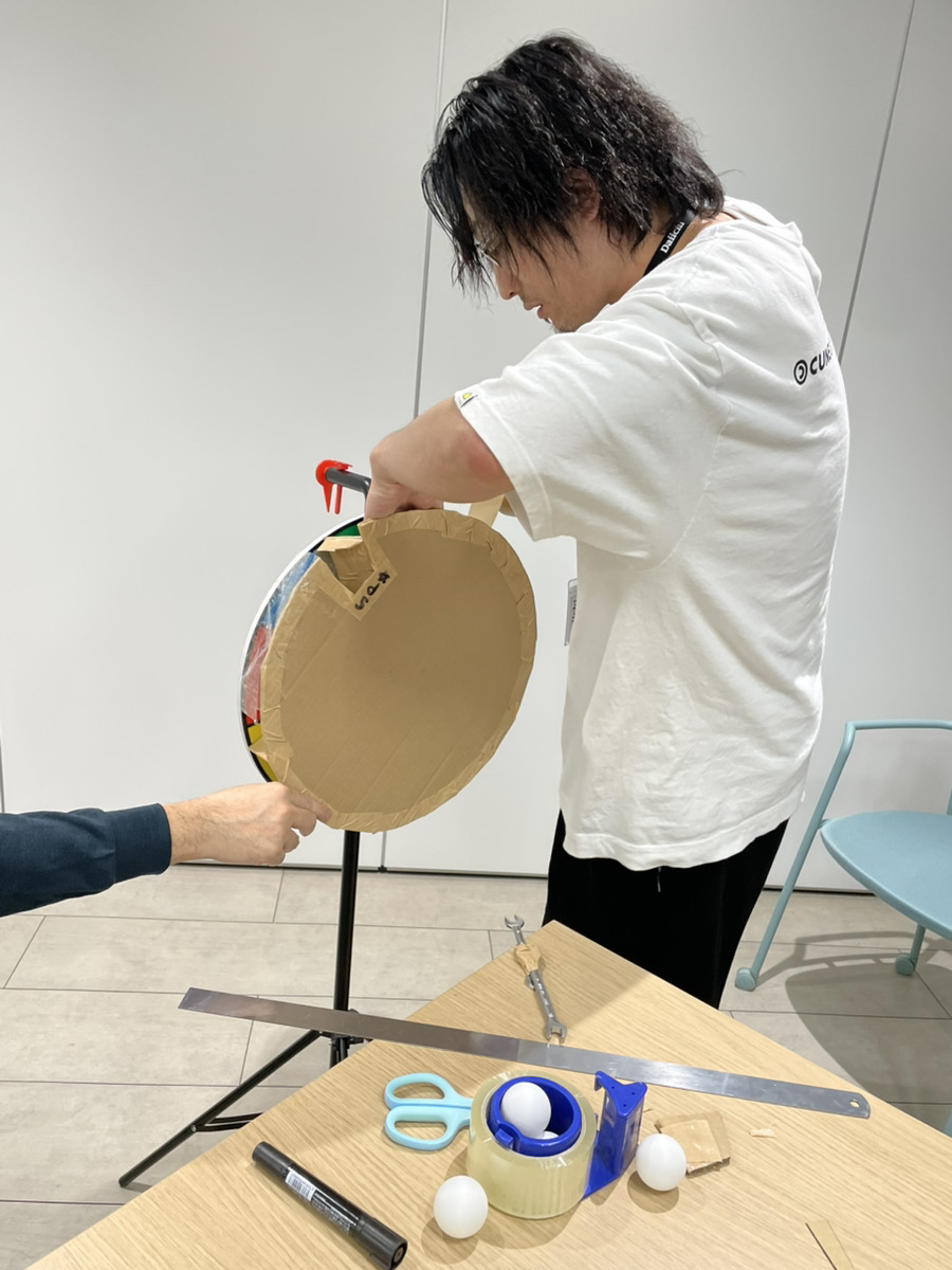 (▼Δ▼)会社のフリースペースで先輩が何か作っていた…何の企画かな？