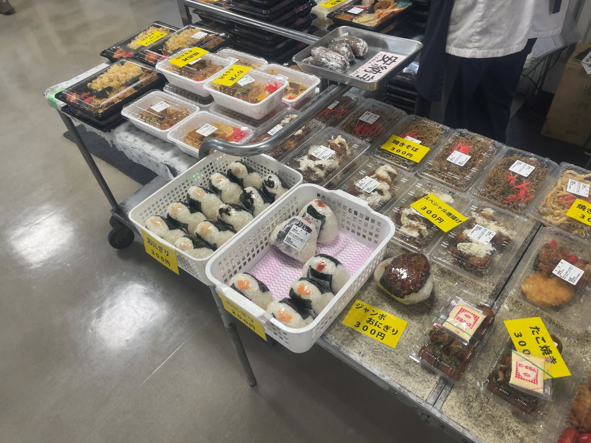 udon01410141's tweet image. ジャンボおにぎりは人気なのか作る数が少ないのかあまり見かけないのであると買ってしまう。城南島海浜公園で食す