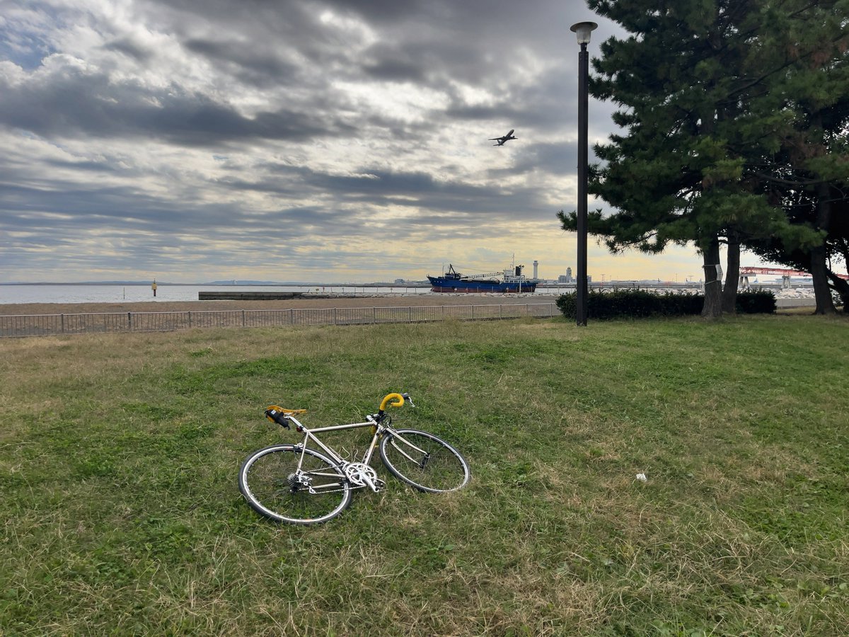 udon01410141's tweet image. ジャンボおにぎりは人気なのか作る数が少ないのかあまり見かけないのであると買ってしまう。城南島海浜公園で食す