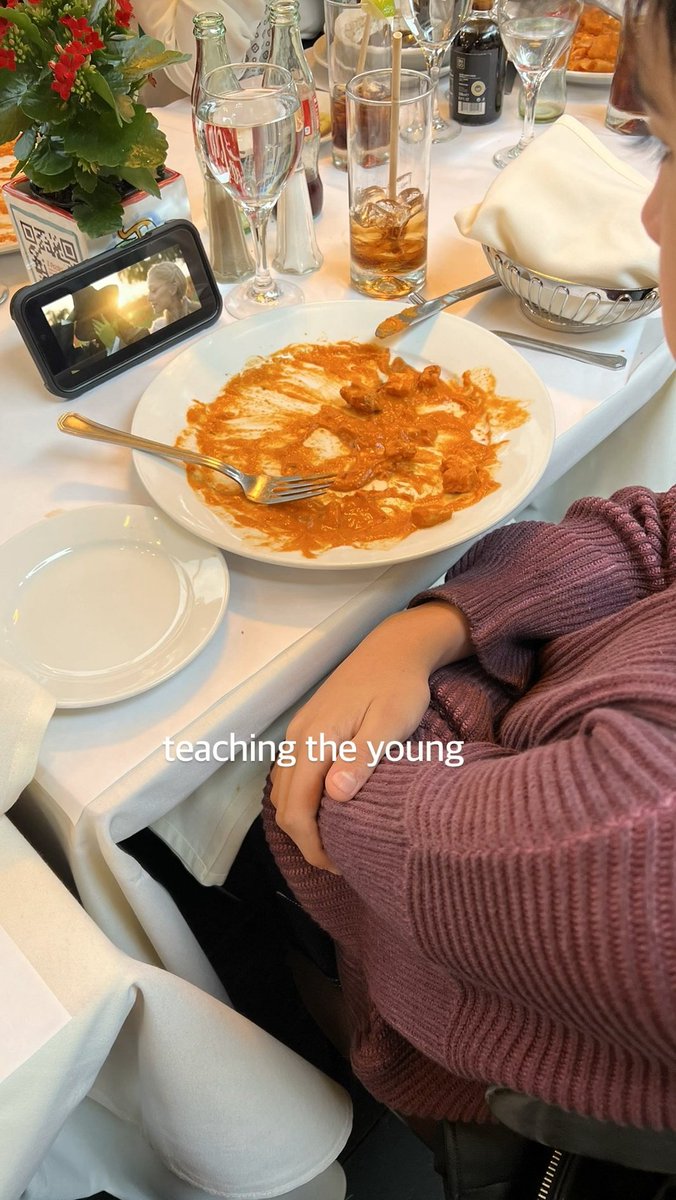 stbvupdates's tweet photo. 251117 #Kaue compartió una foto de #Kenneth viendo Wicked via Weverse 🙂‍↕️ 

"teaching the young"

#SantosBravos @santos_bravos https://t.co/g8DixcdF5u