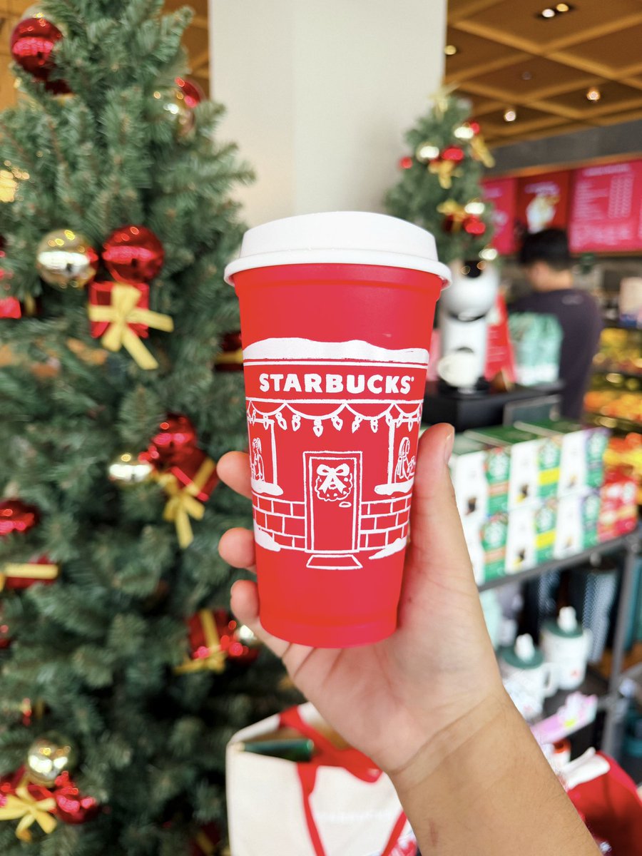 วันนี้ Starbucks ซื้อเครื่องดื่มแถมแก้ว reusable ฟรี. ลายน่ารักเชียว