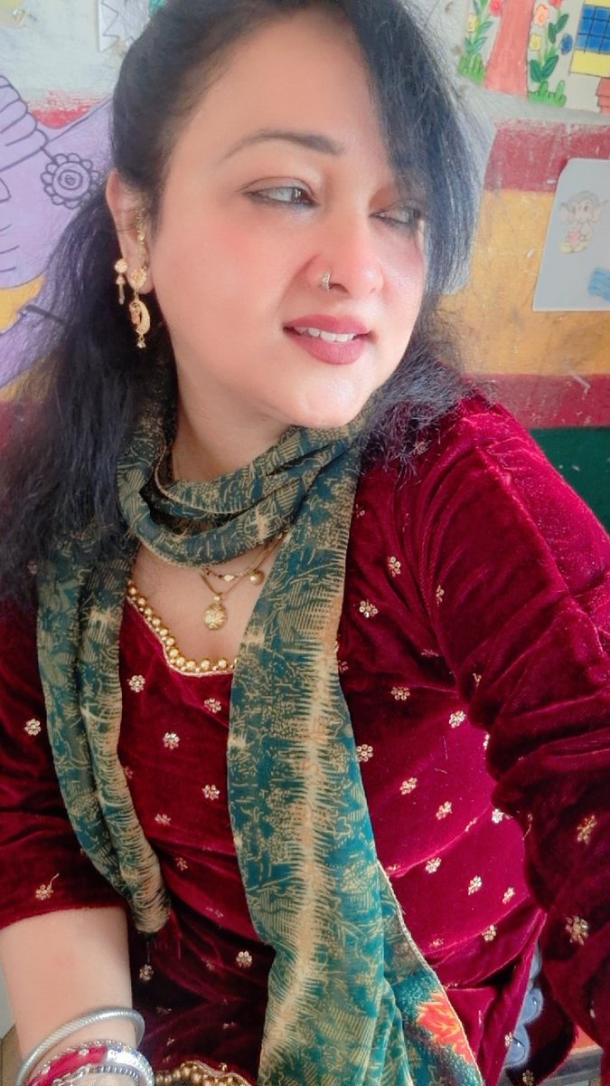 ArchanaUpadhy's tweet image. Gm everyone 
मैं!!मैं थी,मैं ही बनी रही आख़िर तक!!
तुम!!तुम थे,,बदलते रहे आख़िर तक!!