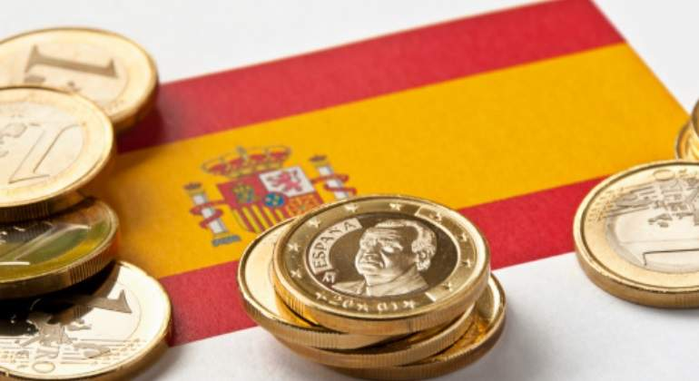 L_ThinkTank's tweet photo. [ 🇪🇸 ESPAGNE ]

🔸️ L’Espagne revoit encore sa croissance à la hausse pour 2025, désormais estimée à 2,9% contre 2,7% précédemment, bien au-dessus de la moyenne de la zone euro en fin d'année.

Le pays affiche également un taux de chômage quasi au plus bas depuis 2008, à 10,45%, et un déficit proche des limites européennes, suscitant l’admiration de ses voisins.

Le ministre de l’Économie, souligne que ce dynamisme est porté par le tourisme, la consommation des ménages et les investissements, notamment étrangers, à Madrid.