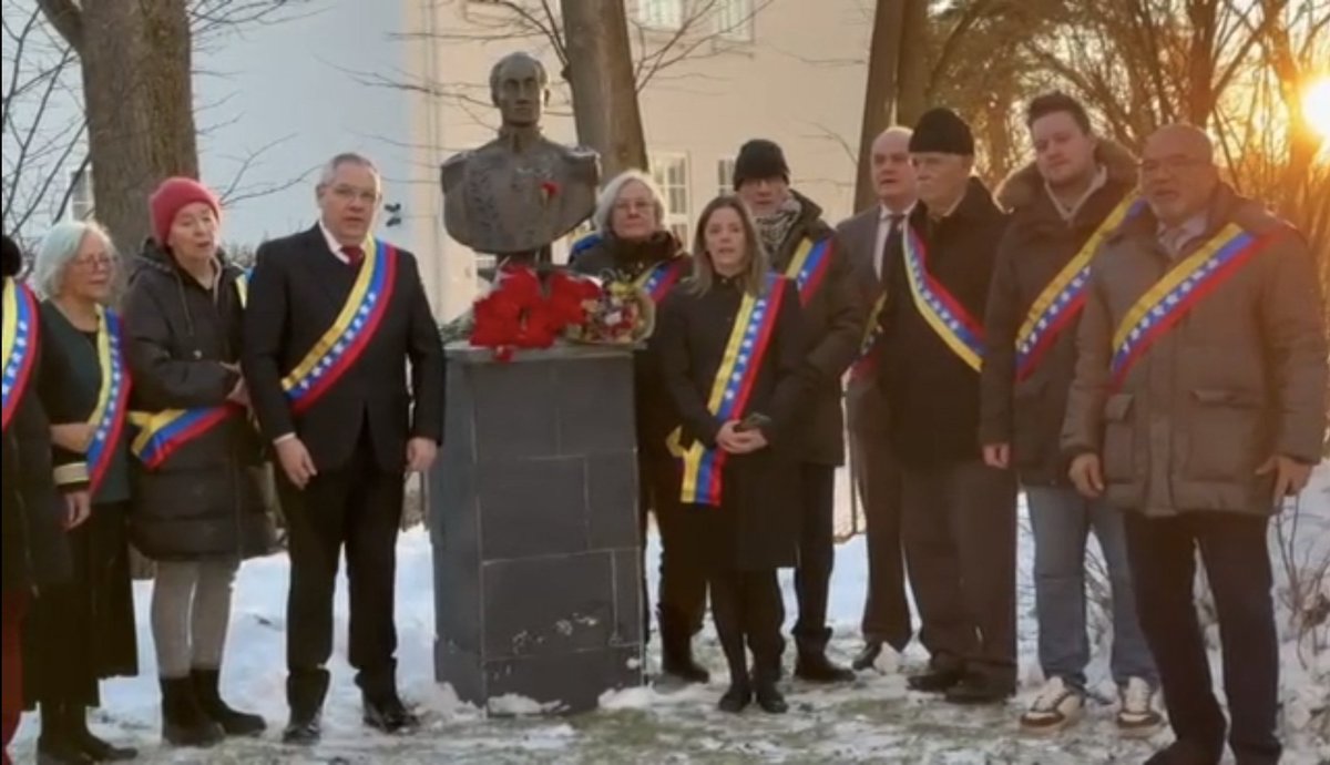 ramongordils's tweet image. Since 2012, Bolivarians in Norway have actively promoted a Plaza Bolívar in Oslo, offering to donate a bronze bust of El Libertador, held in custody in the gardens of the Venezuelan embassy, which, after its closure, was returned to its legatees, who will continue their efforts.