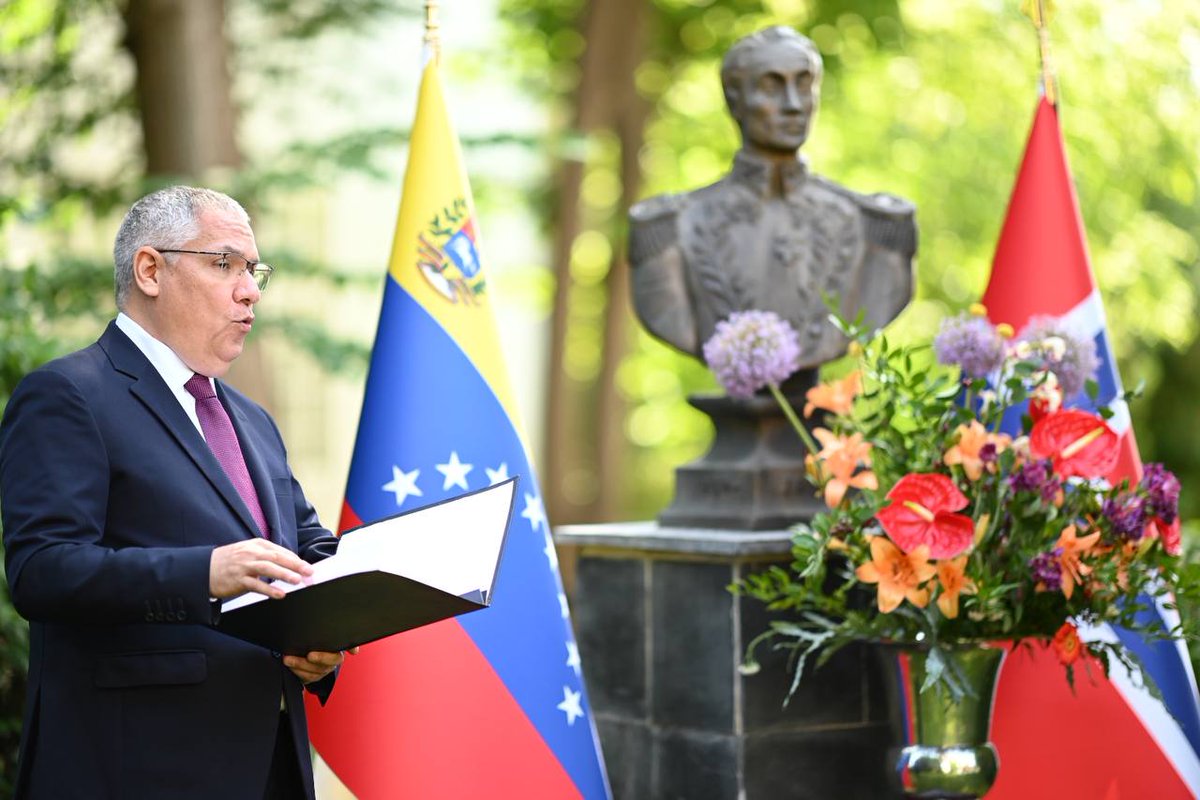 ramongordils's tweet image. Since 2012, Bolivarians in Norway have actively promoted a Plaza Bolívar in Oslo, offering to donate a bronze bust of El Libertador, held in custody in the gardens of the Venezuelan embassy, which, after its closure, was returned to its legatees, who will continue their efforts.