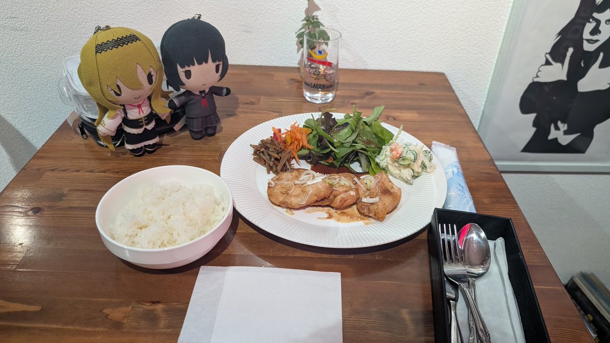 gaia07959812's tweet photo. #黒埼ちとせ #白雪千夜
#ぬいデレラ #デレマスぬいぬい部
#KindofMagic
#白雪千夜Pもっくもっく部
#11時10分にいいちとせ
#11時24分にいい千夜
クイーンのコンセプトカフェ、「A Kind of Magic」に来ました♪✨✨✨
本日のランチは「フレディ・マーキュリーが愛したチキン照り焼き」です。
1975年に来日された際に召し上がったそうで、本国に帰った際にも作っていただいたとか。
そして、「レシピもそれを再現させていただきました」との事でした!!✨✨✨