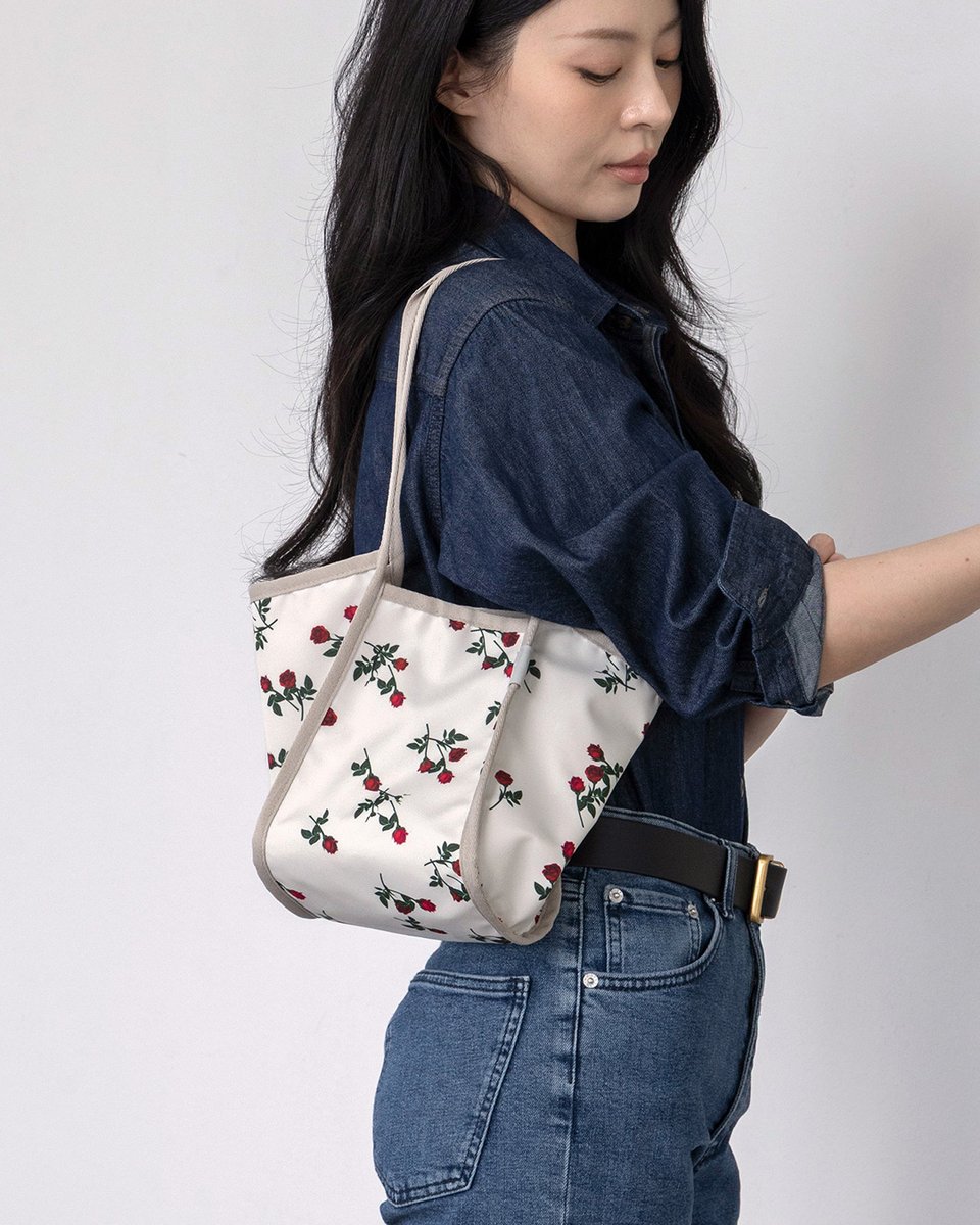 Highloop_JP's tweet photo. 2025 F/W COLLECTION
『HIGHLOOP Shopper Bag Small』

【ROSE】

ハイループの新パターン「ローズ」。
こんなに魅力的なローズパターンなんて🥰✨💕 https://t.co/4R8WfGCuGP