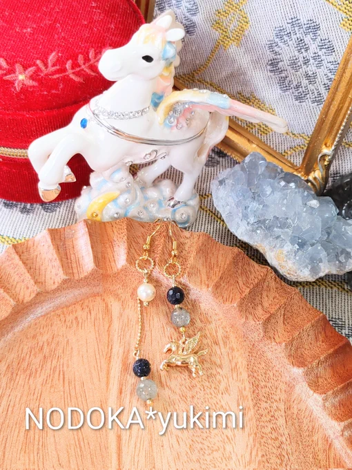 ( *ˊᗜˋ)ノこんにちゎꕤ*.゜.* 来年は午年໒꒱☆・:゜*" 12月に販売開始予定の馬ちゃん達、撮影しています 鼻すすりつつ…寒いから? 昨夜、髪の毛セルフカットしたので、首が寒くなってます(*^^*)◌𓈒𓋪 素敵な午後を #今日もゆき海日和 #ハンドメイド