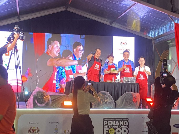 JapanConsulate's tweet image. 16 Nov di #PulauPinang. Saya menyertai majlis penutup #FestivalMakananAntarabangsaPulauPinang. Saya berterima kasih kpd YB Lim Hui Ying krn menjemput saya &amp;amp; tahniah diucapkan ats kejayaan besar #PIFF. Semoga Pulau Pinang berjaya sbgai &quot;Bandar Groumet&quot; di #Malaysia!