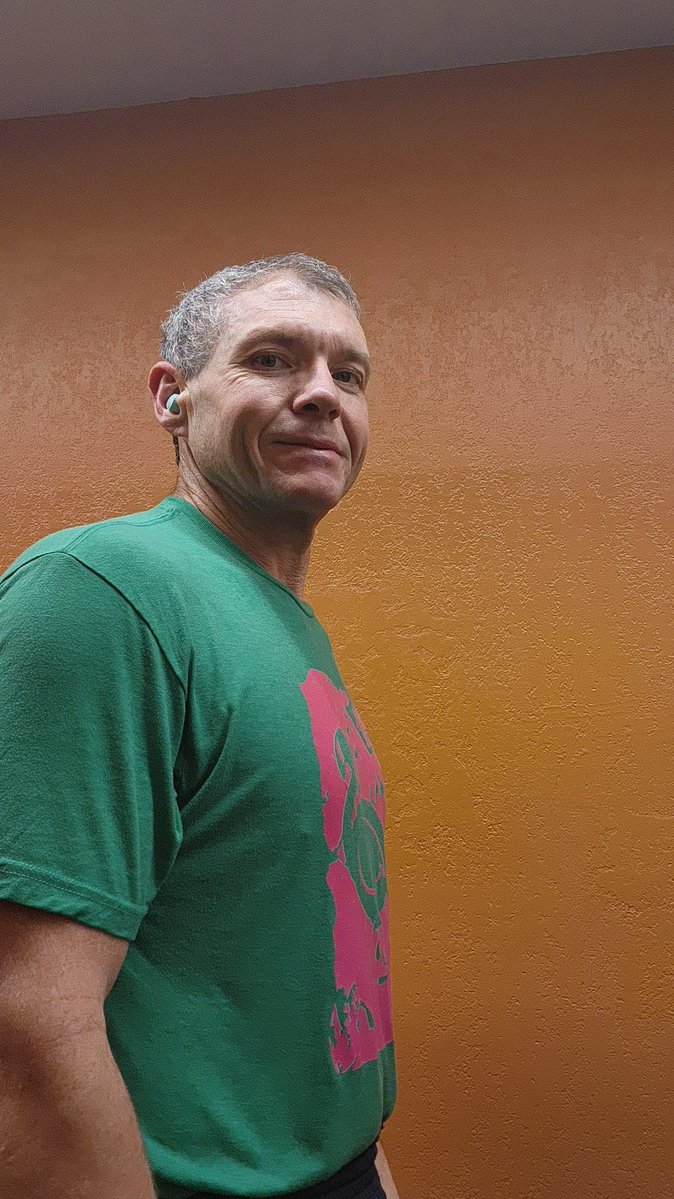 raysenior598's tweet image. haven&apos;t been doing well with the diet (my own fault)  but I did have a good day on my  chest day at the gym 💪🏻 I was feeling good on my first set and went up 10 lbs on almost everything. 
Have a wonderful evening everyone #livehealthy #fitness #keepgoing #unfat #RockTheMingo