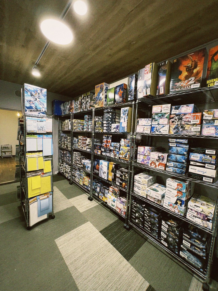 atelier_kosaka's tweet image. 移転オープンされたオキモケイさん(@okimokei)にコサカダイキ個展のDMを置かせて頂きました

最近はプラモを触れていませんが、また触るようになったら家から徒歩圏内になったのでめちゃくちゃ有難いです

また足繁く通わせていただきます🙇‍♂️