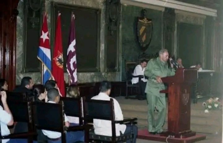 20 años del importante Discurso en el aula magna de la Universidad por #Fidel. Habló de la ética como premisa primera de un revolucionario; de la Batalla de Ideas que buscaba ordenar la sociedad; de esas ideas como fuerza de millones.
#FidelPorSiempre #100AñosConFidel