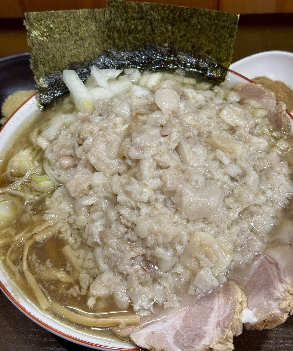 手打ち中華そば酒田🍜鹿島田🔰

✰しょうゆチャーシュー麺🍜
feat.玉ねぎ🧅ニンニク🧄魚粉🐟
身入りキング👑

純白に降りしきる最上級グレード🤍
上質な国産🇯🇵セアブLove❣️🐷

背徳ディップ🏴‍☠️した
極太極チヂレ手打ち麺🟡に
🧄乗せると破天荒に感慨深いです💡

山ラー文化に魅了されて🫧
沼リますね😎