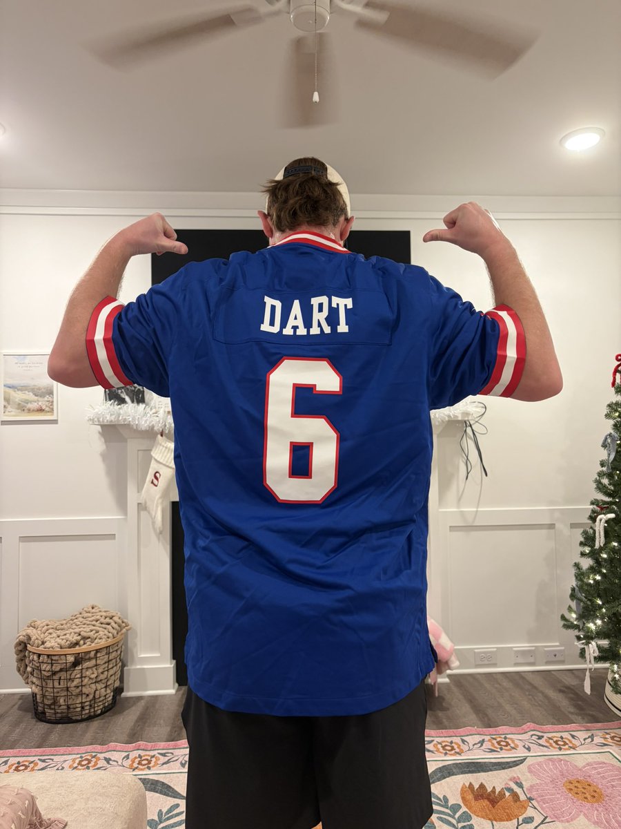Scott_Shearer15's tweet image. Everyone take a second and look at my 3rd wedding anny gift from the wife. She nailed it! Let’s go @JaxsonDart!! #HottyToddy #SpotTheBal #Plus2 @Giants @Lane_Kiffin