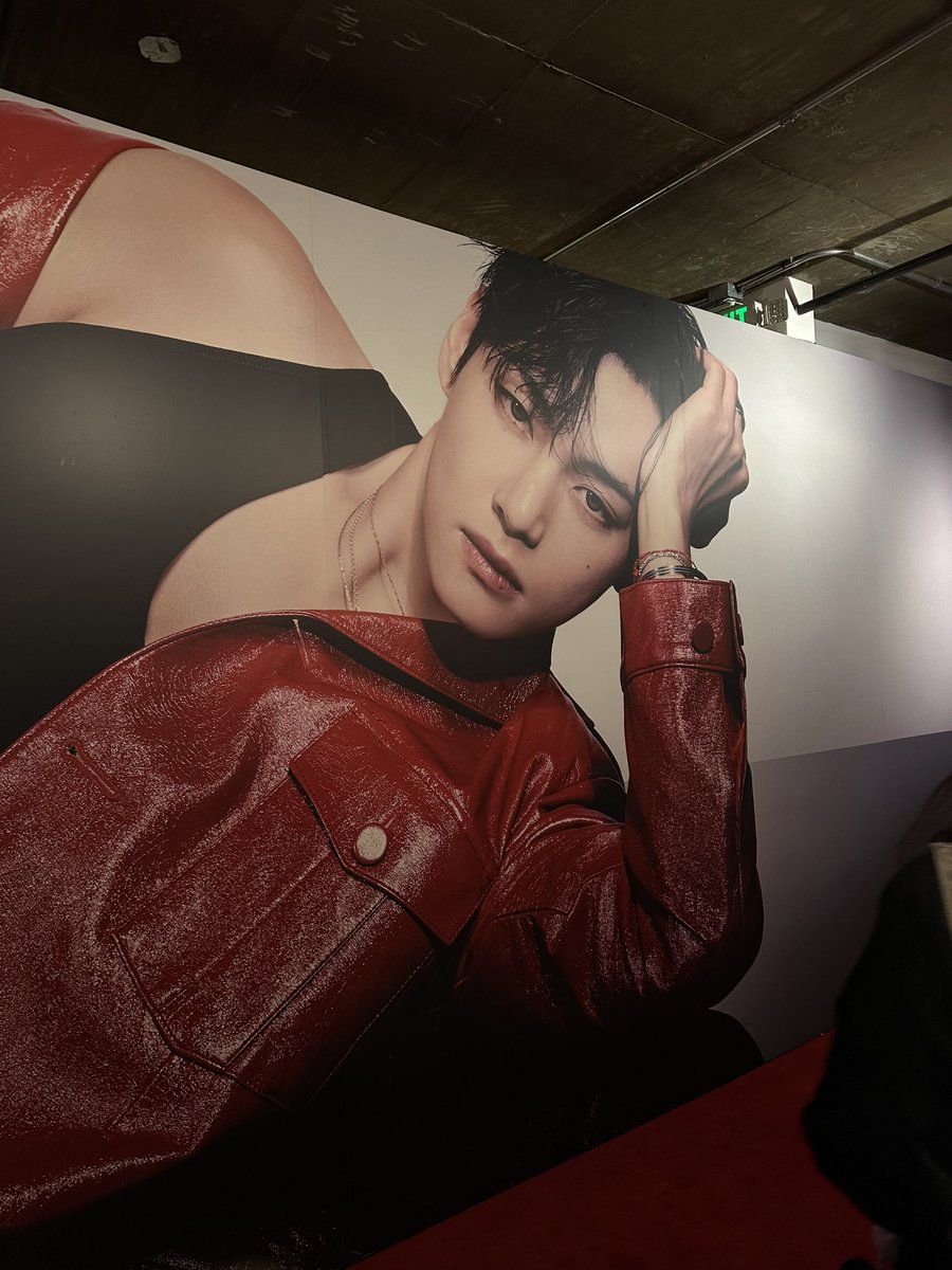 yoongistune's tweet photo. attended the tirtir pop-up yesterday ♡ loved running into tae in every corner 😍 https://t.co/OqPCHqUJID