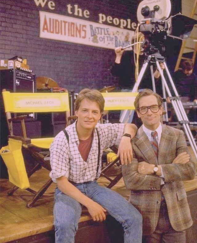 alucard8791's tweet image. #michaeljfox &amp;amp; #hueylewis en el set de #backtothefuture (1985) the80s.tumblr.com/post/638789243…