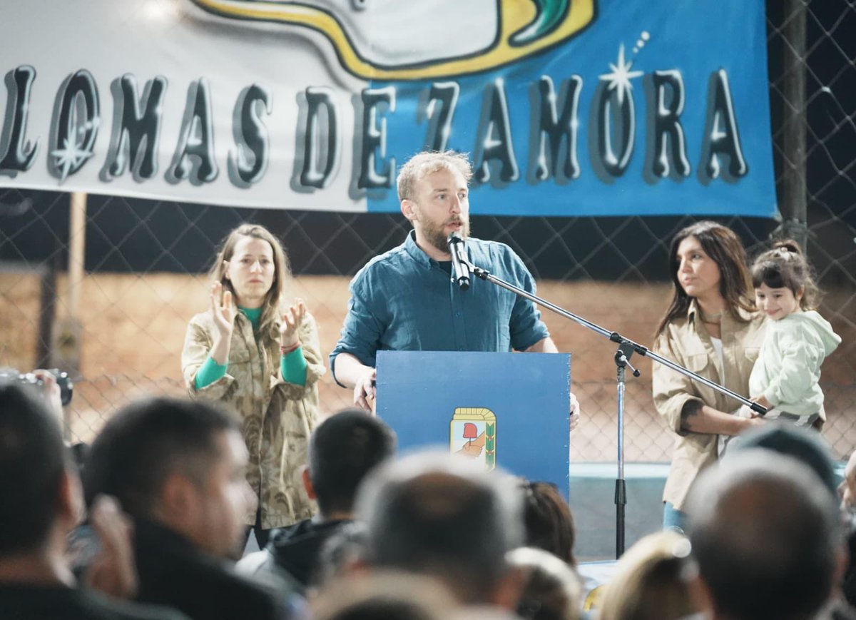 fotermin's tweet photo. A pesar de las bombas, de los fusilamientos, hace 53 años, hubo militantes que trajeron al General Perón a la Argentina después de 18 años de persecución, proscripción y exilio. Este 17 de noviembre, nuestro homenaje a los compañeros de Lomas que formaron parte de esa hazaña, que su fuerza y su valentía sirva de guía para los más jóvenes. Lo hicieron con Perón y lo vamos a hacer con Cristina.

Día del Militante en el club Sarmiento de Albertina con Daniela y Sofía. Estoy absolutamente orgulloso de cada uno de los compañeros y compañeras del peronismo de Lomas de Zamora, de los que estuvieron hoy y de los que nos cuidan desde el Comando Celestial. Feliz día! 

Gracias Cristina de corazón por el mensaje que mandaste a los compañeros de Lomas. El pueblo no olvida a quien no lo traiciona. ❤️✌️