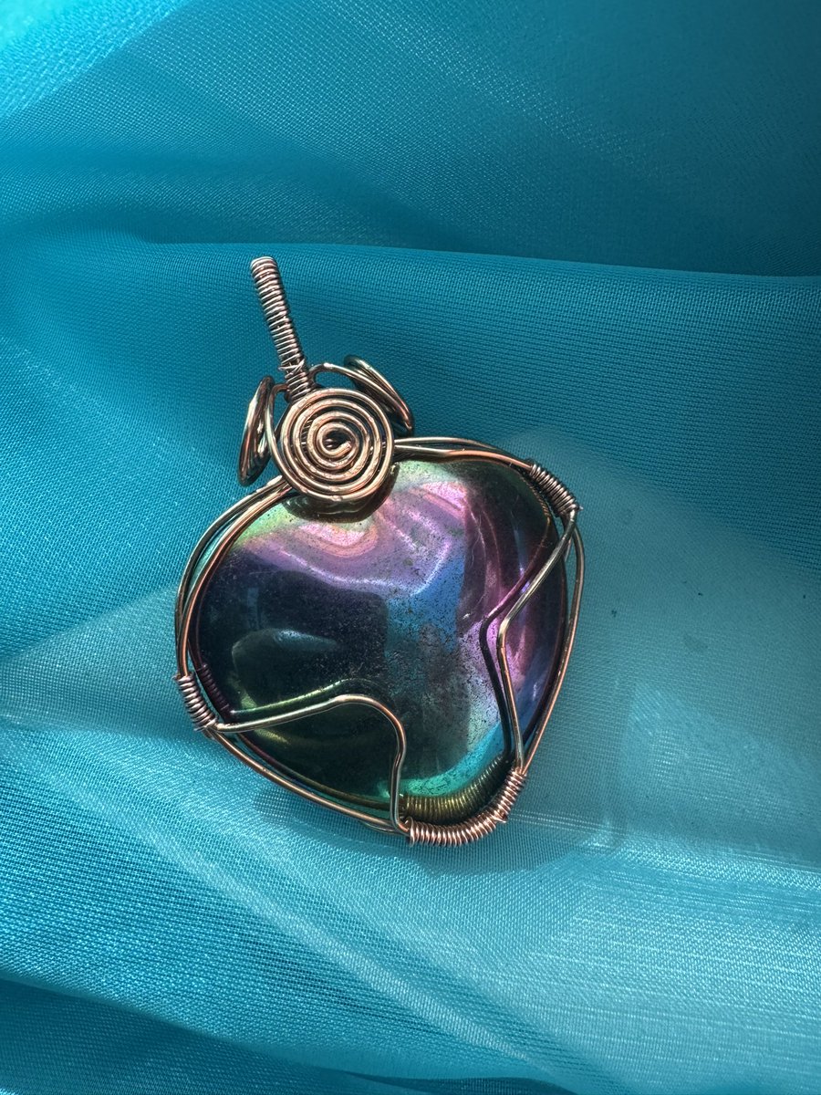 amazonstylez's tweet photo. Rainbow hematite catching every color my spirit’s grown through. Wrapped in copper, charged with intention, and sitting right where the magic starts. You got crystals you’d like wrapped? Follow my boutique page and DM me for pricing!  Amaz'on Stylez❤️🧡💛💚💙💜💖 https://t.co/Pg2EqvFv6N