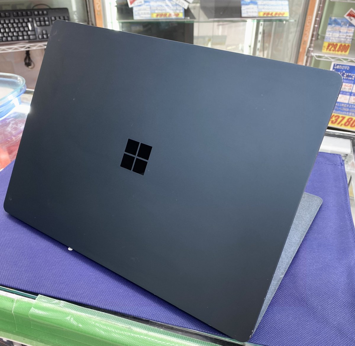 PCcomfull_BASHI's tweet image. コンフルわ🦊

タルコフをプレイしているスタッフとは逆に、
ダッコフを楽しんでるスタッフです🪿

【お得情報】
あのSurfaceがお手頃価格で！
タッチパネル付き 13.5インチ

Microsoft Surface Laptop
￥39,800

CPU Core i5 8250U
メモリ 8GB
ストレージ 265GB(SSD)

#日本橋 #PCコンフル #中古 #PC