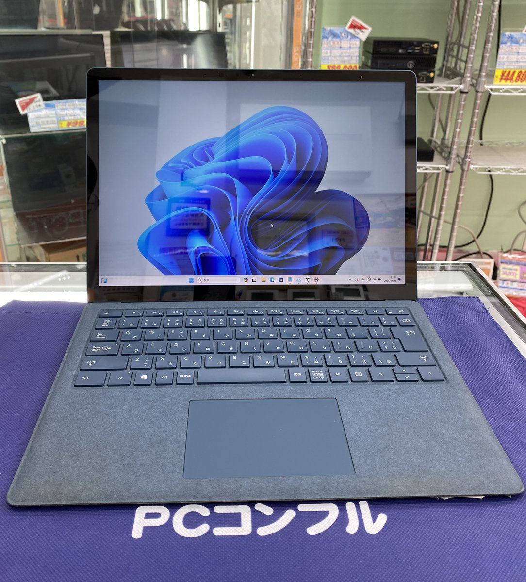 PCcomfull_BASHI's tweet image. コンフルわ🦊

タルコフをプレイしているスタッフとは逆に、
ダッコフを楽しんでるスタッフです🪿

【お得情報】
あのSurfaceがお手頃価格で！
タッチパネル付き 13.5インチ

Microsoft Surface Laptop
￥39,800

CPU Core i5 8250U
メモリ 8GB
ストレージ 265GB(SSD)

#日本橋 #PCコンフル #中古 #PC