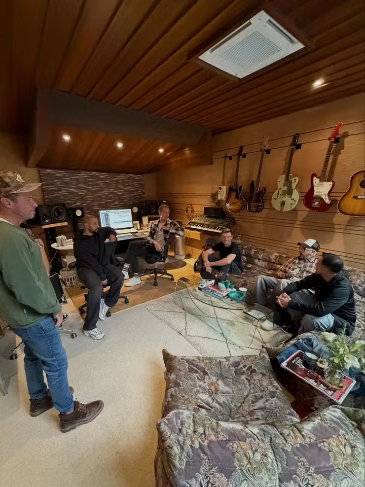 SaraCornell5's tweet image. Backstreet boys In the studio early today #KTBSPA #MakingMagic #NewMusic