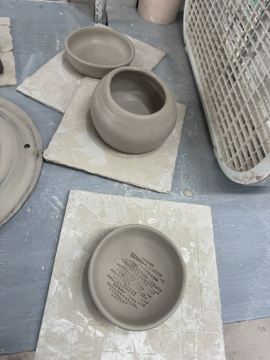 MyDailyPosts's tweet image. I don’t want to be that person who won’t shut up about pottery class, but… some of you really need a weekly hobby so you can meet actual humans in real life. So, don&apos;t ask people, “Can I meet you?” when you&apos;re physically standing next to them! 
#Week3