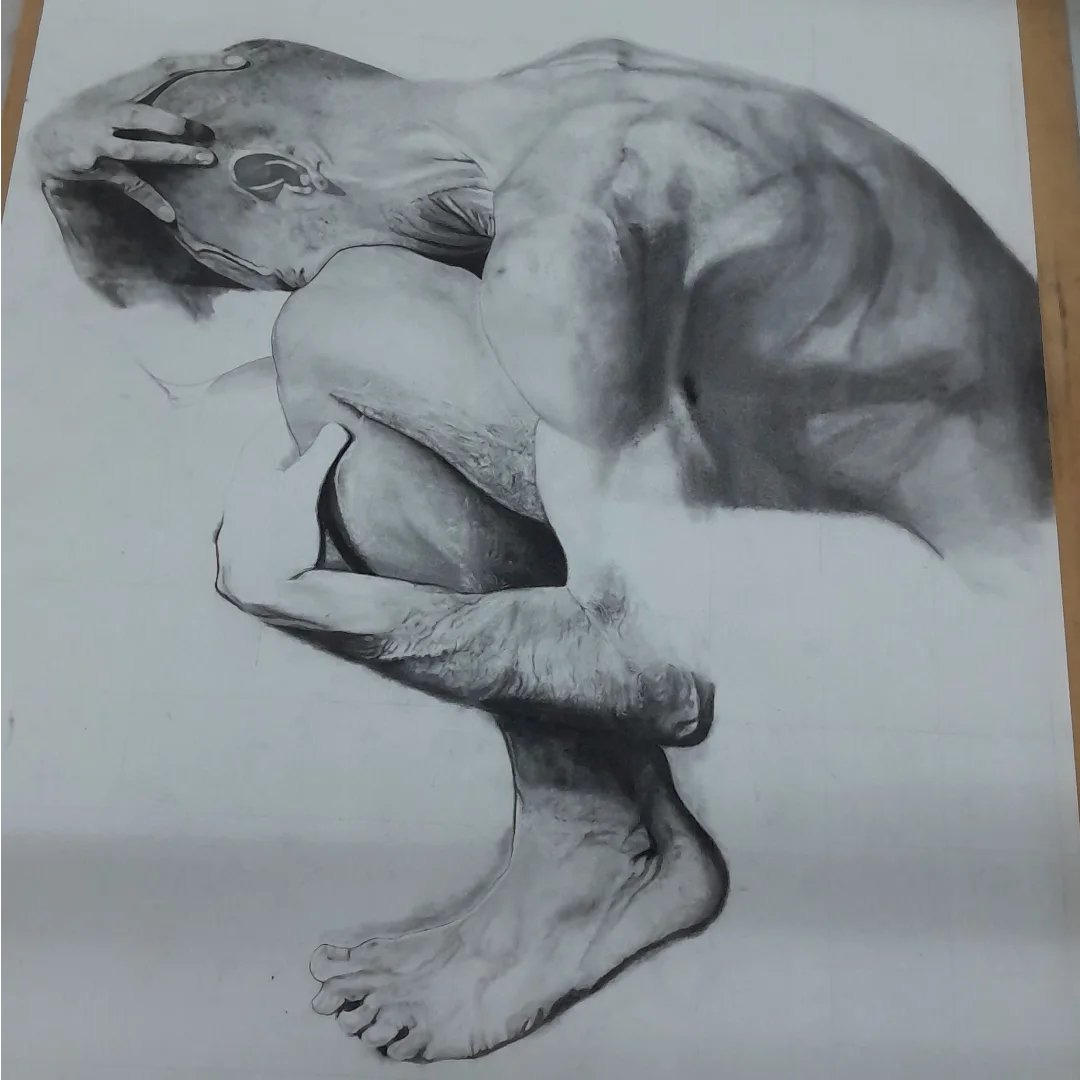 El  muchacho de la imagen es Eduardo Josafat Carreón Sanchez un joven artista plástico, fue detenido por ayudar a una niña que estaba ahí. La jaló para que no le pegaran y se la arrebataron de los brazos. A él fue a quien golpearon un grupo de policías. Este es el trabajo que él