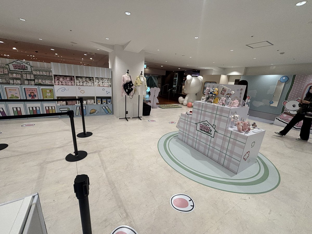 2日目、時間制限なくフリーゾーンとなっています(11:40現在)整理券の配布もなしですぐに入場できます
ほぼ独り占め状態🙌
ブランケットキーリングのフォトカードも頂きました

#LeeDongWook
#李棟旭
#이동욱
#WOOKDONG_POPUP#wookdong_home_sweet_home_in_TOKYO
#イドンウク