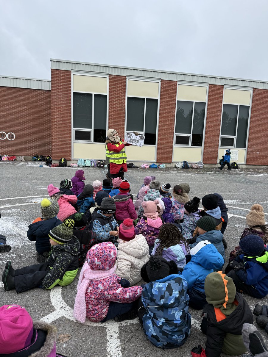MsLisa4321's tweet image. A refreshing start to outdoor learning! 

Inspired by the story, “Unplugged,&quot; we shared screen-free activities and practiced mindful decompression. We found our &quot;green zone&quot; by lying down, listening &amp;amp; deep breathing. A peaceful, centering session! 🍂♥️

#ocsbKinder #ocsbOutdoors