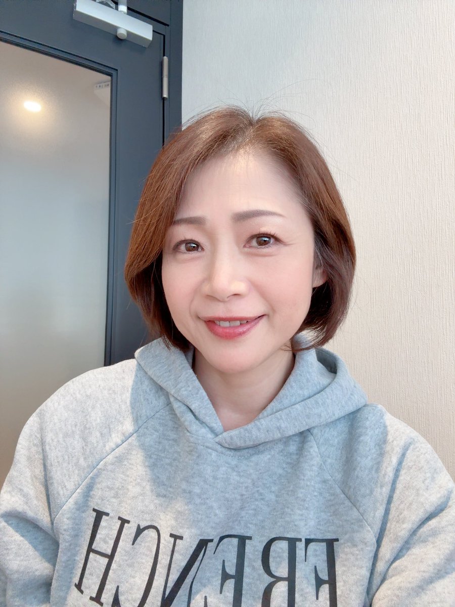 maki_tomoda's tweet photo. 告知遅くなりましたが…
これから LIVEします！

お昼休みに…覗きに来てね😆

https://t.co/3PF0HU7NeT https://t.co/MVPIlrd26S