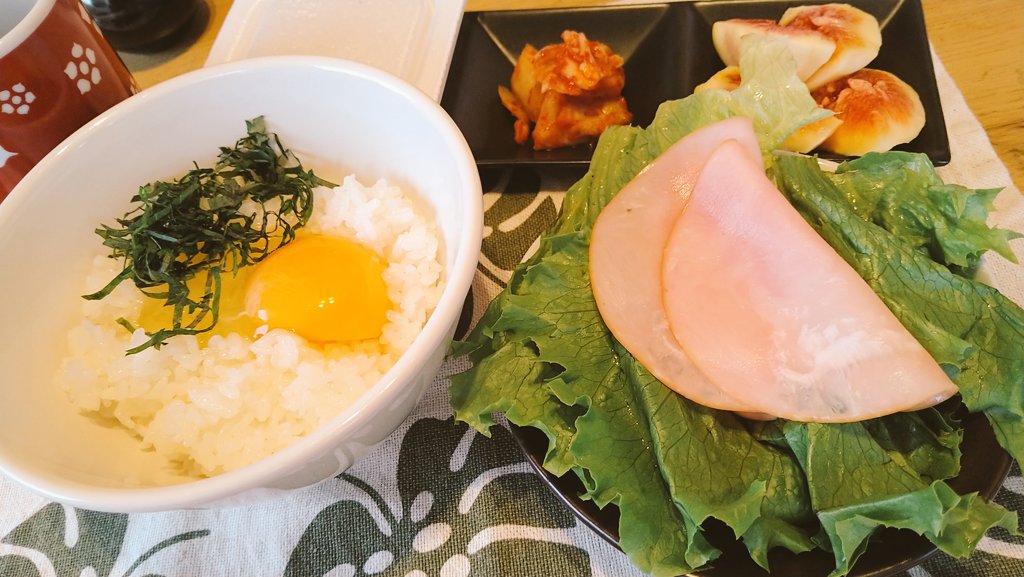 belle_carolxx's tweet photo. ハムレタスサラダ、納豆、キムチ、無花果、緑茶、大葉ＴＫＧでお昼
久しぶりにわりとちゃんと用意したんじゃない？🤭
#おうちごはん #自炊記録 https://t.co/NCniHeyYas