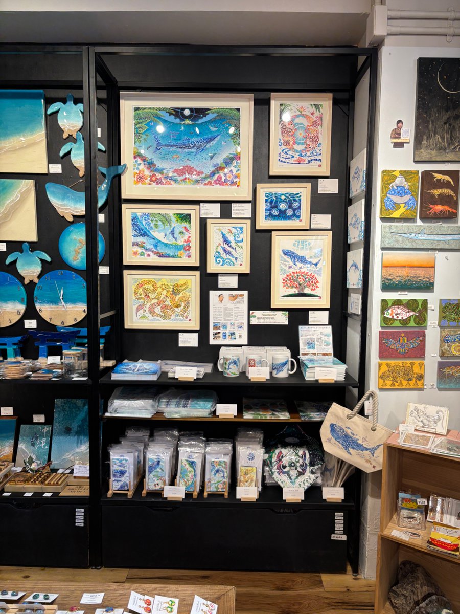 yogima's tweet photo. 「RYUSIONデポアイランド店」にて作品とグッズの展示販売いたします。

RYUSIONさんは県内外の品々をセレクトしてるほか、県内のアーティストたちの作品やグッズなども扱う個性的な店舗。

ぜひお立ち寄りください。
私の展示は28日まで🤗

#RYUSION #デポアイランド #北谷町美浜アメリカンビレッジ https://t.co/RUrgpFbZVE