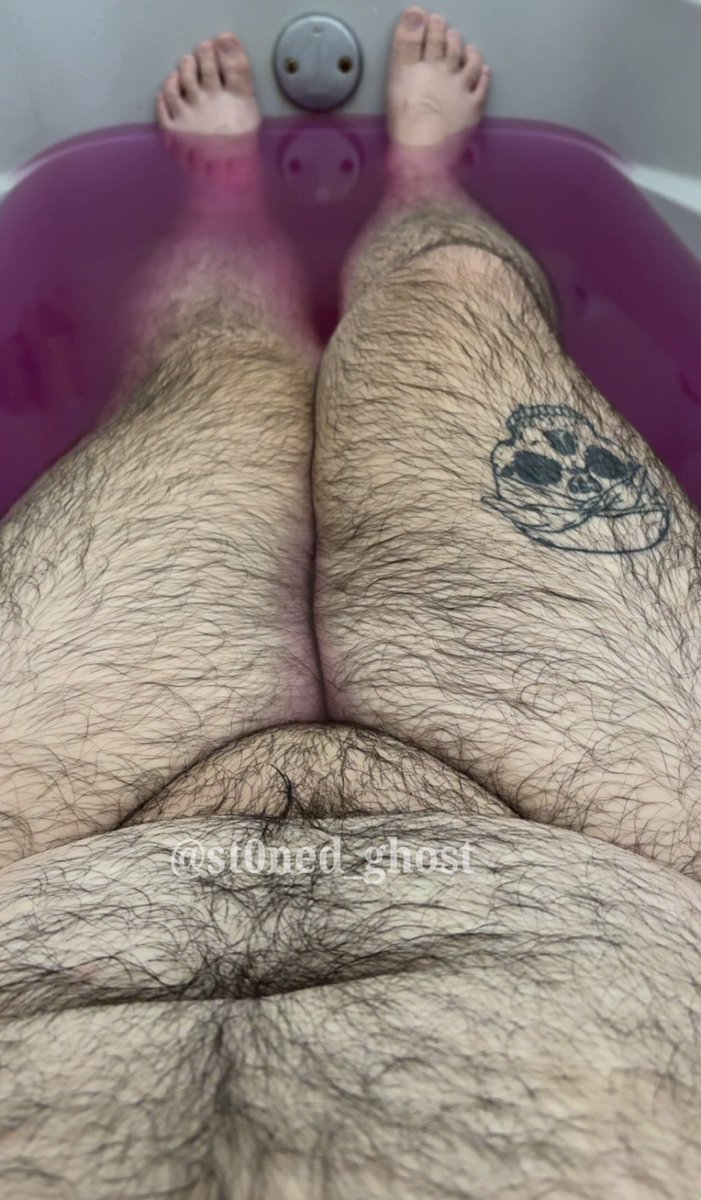 the bathbomb made the water so pretty >^<