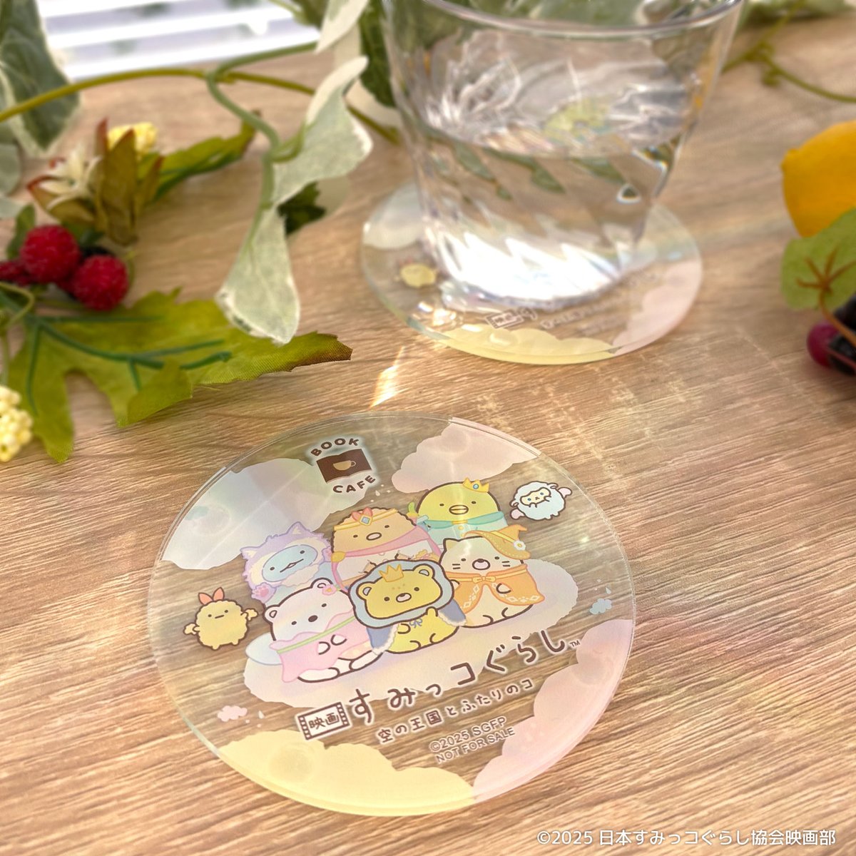 sg_bookfair's tweet photo. ／
#映画すみっコぐらし　ブックカフェ
スーベニアグッズのご紹介
＼

各店舗にて「おうじとおつきのコのふわふわいちごみるく」をご注文いただくと、アクリルコースターをプレゼントいたします✨
※数量限定、なくなり次第終了です。

▼開催店舗はこちらから！
https://t.co/4BlHzJKmpO https://t.co/vcxeiUuMpm