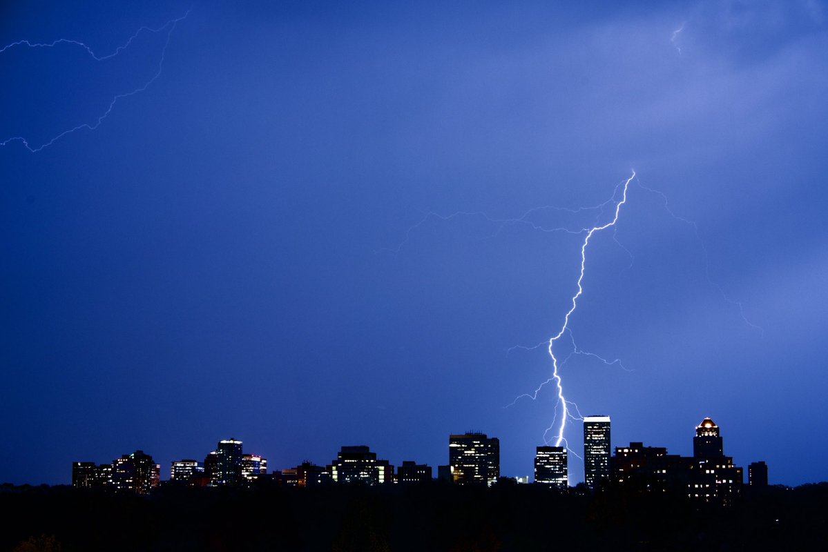 mccormack_mason's tweet image. Couple ⚡️ pictures from tonight in Stl!

#stl #lightning