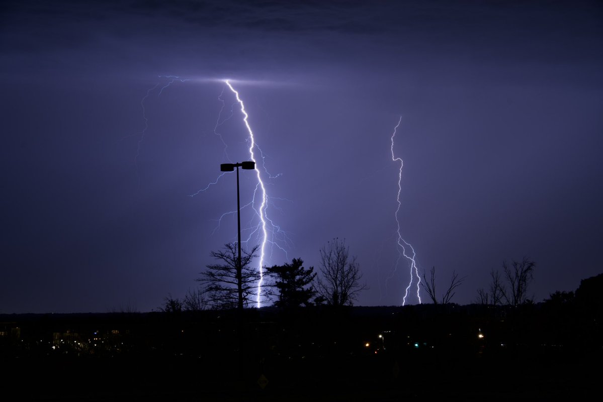 mccormack_mason's tweet image. Couple ⚡️ pictures from tonight in Stl!

#stl #lightning